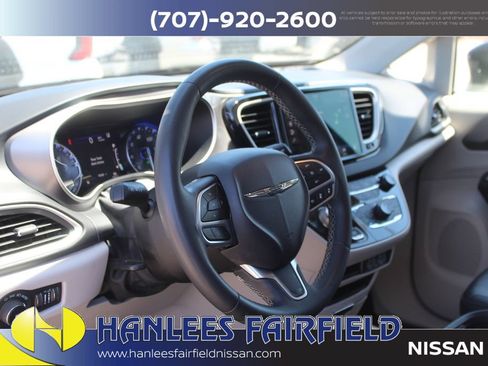 Used 2023 Chrysler Pacifica Touring-L FWD image 11