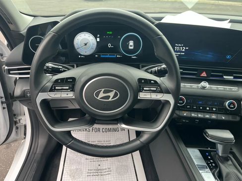 Used 2025 Hyundai Elantra Limited image 18