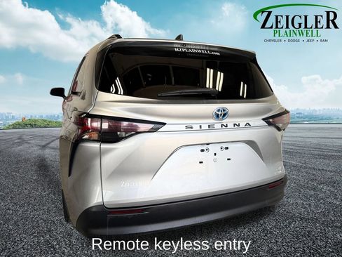 Used 2024 Toyota Sienna XLE FWD image 4