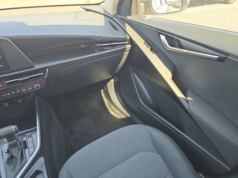 Used 2025 Kia Niro LX image 12