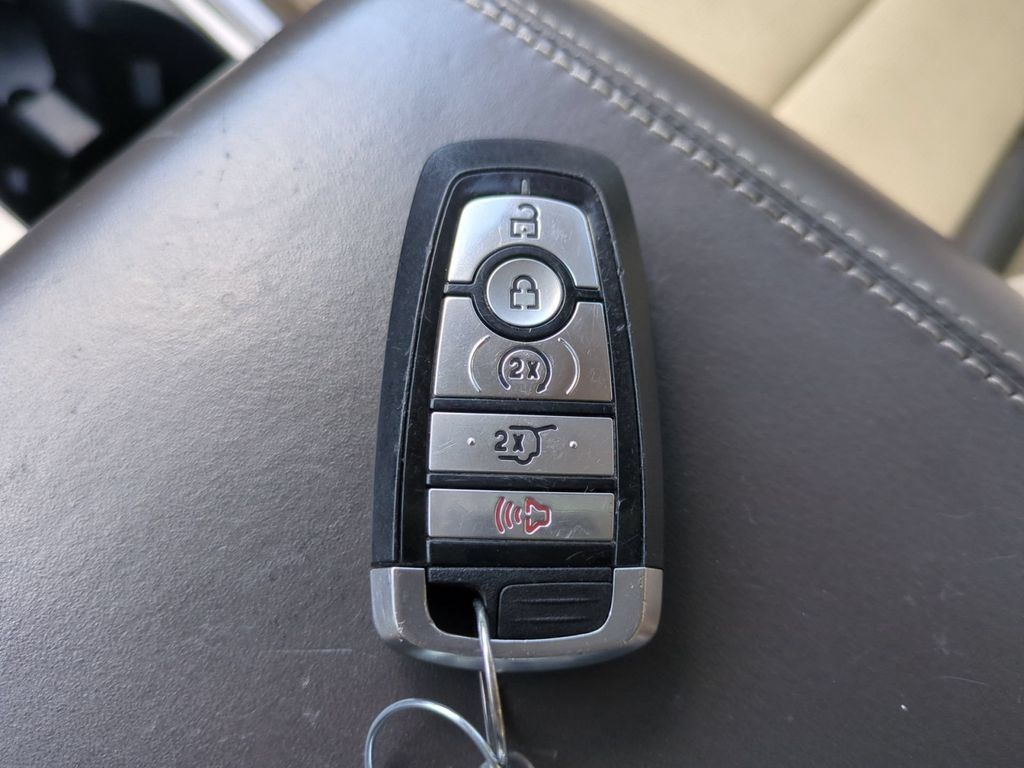 Used 2020 Ford Explorer Platinum w/ Premium Technology Package AWD/4WD image 35