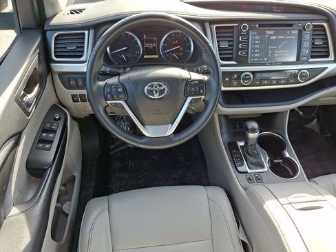 Used 2018 Toyota Highlander XLE image 12