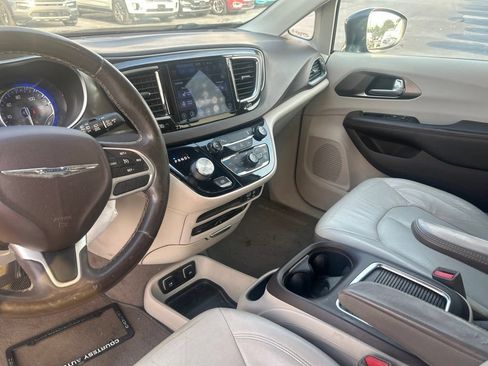 Used 2017 Chrysler Pacifica Touring-L Plus FWD image 15