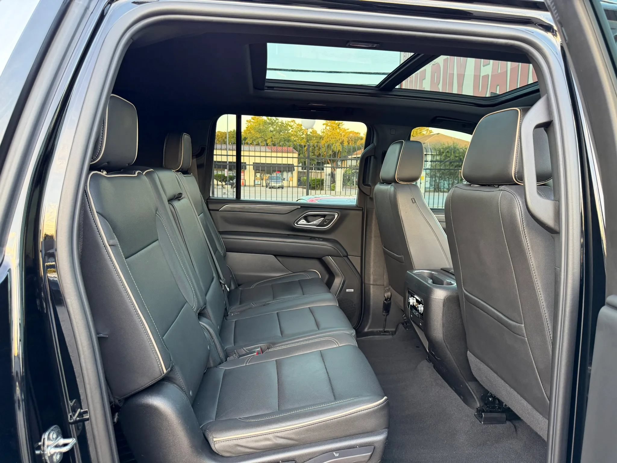 Used 2023 GMC Yukon XL SLT AWD/4WD image 24