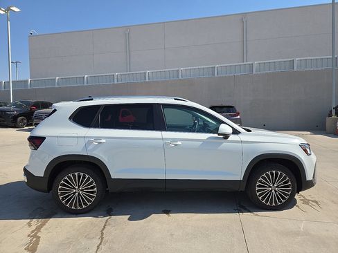 Used 2025 Volkswagen Taos SE FWD image 13
