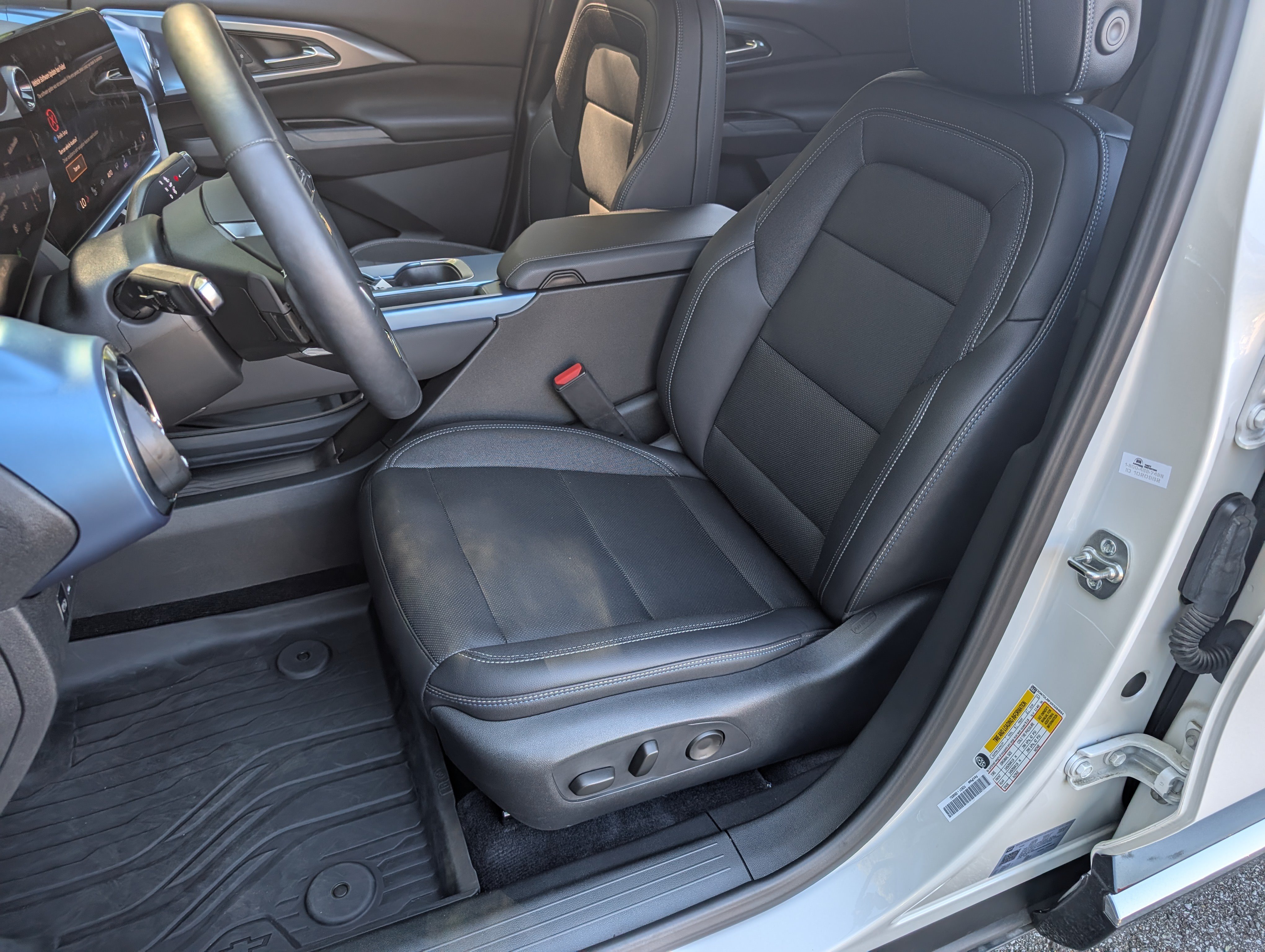 Used 2024 Chevrolet Equinox EV LT w/ LPO, Blackout Package FWD image 15