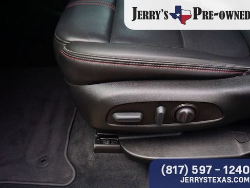 Used 2023 Chevrolet Traverse RS FWD image 18