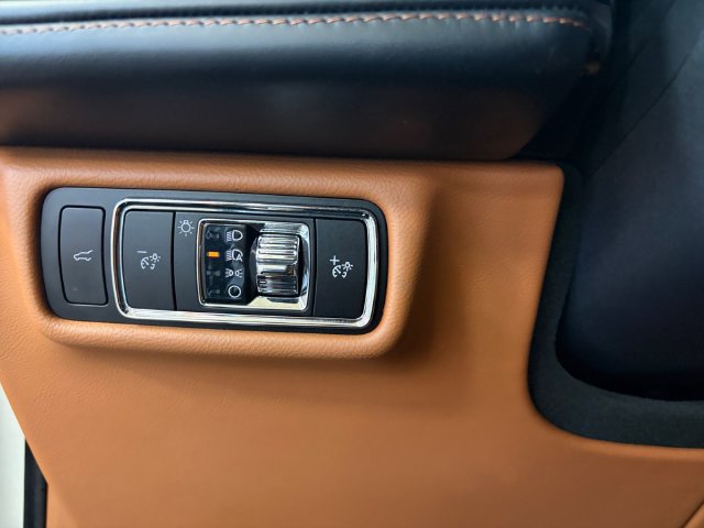Used 2025 Lincoln Aviator Black Label AWD/4WD image 19