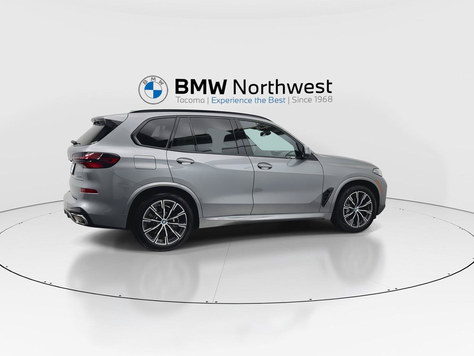 Used 2025 BMW X5 xDrive50e w/ M Sport Package AWD/4WD image 4