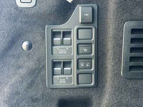 New 2026 Land Rover Discovery Limited Edition AWD/4WD image 13