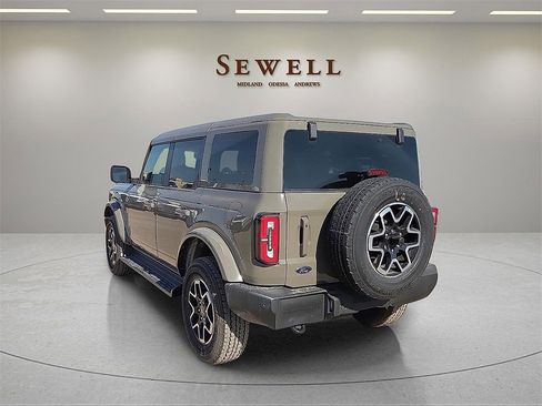 New 2025 Ford Bronco Outer Banks image 3