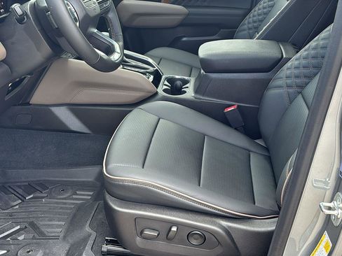 Certified 2025 GMC Canyon Denali image 14