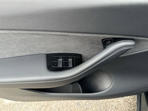 Used 2020 Tesla Model Y Long Range image 15