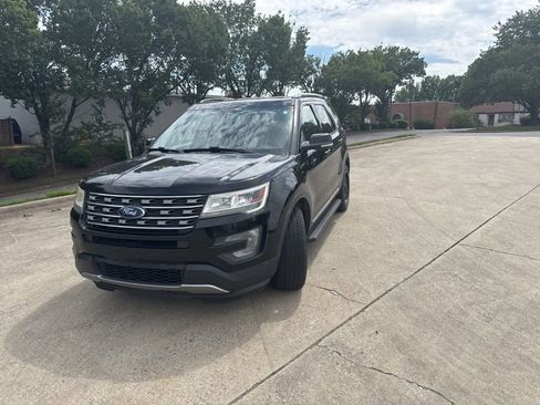 Used 2017 Ford Explorer XLT w/ Equipment Group 202A AWD/4WD image 2