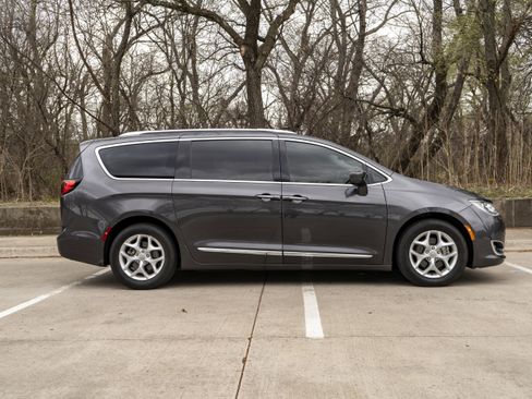 Used 2019 Chrysler Pacifica Touring-L Plus w/ Advanced Safetytec Group image 10