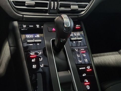 Used 2026 Porsche Macan AWD/4WD image 16