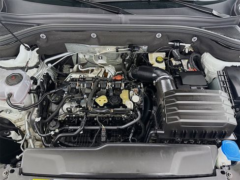 Used 2025 Volkswagen Atlas Cross Sport SEL R-Line image 32