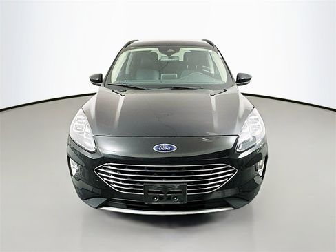 Used 2020 Ford Escape Titanium image 2