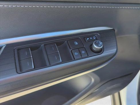 Certified 2022 Toyota Venza XLE image 11