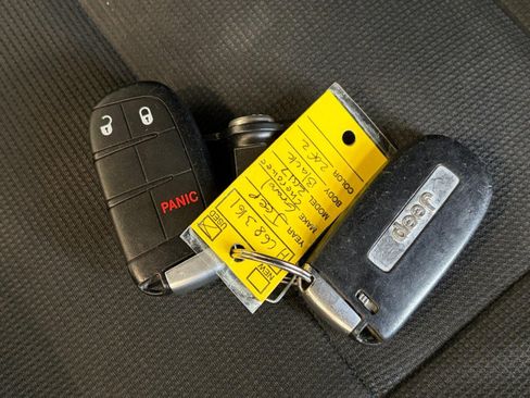Used 2017 Jeep Grand Cherokee Laredo AWD/4WD image 29