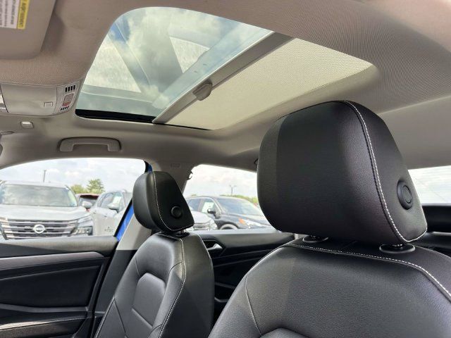 Used 2024 Volkswagen Jetta SE w/ Panoramic Sunroof Package FWD image 2