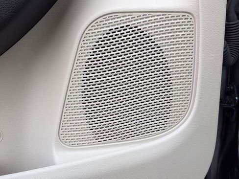 Used 2023 Chrysler Pacifica Touring-L image 14