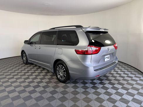 Used 2018 Toyota Sienna XLE w/ XLE Navigation Package FWD image 3