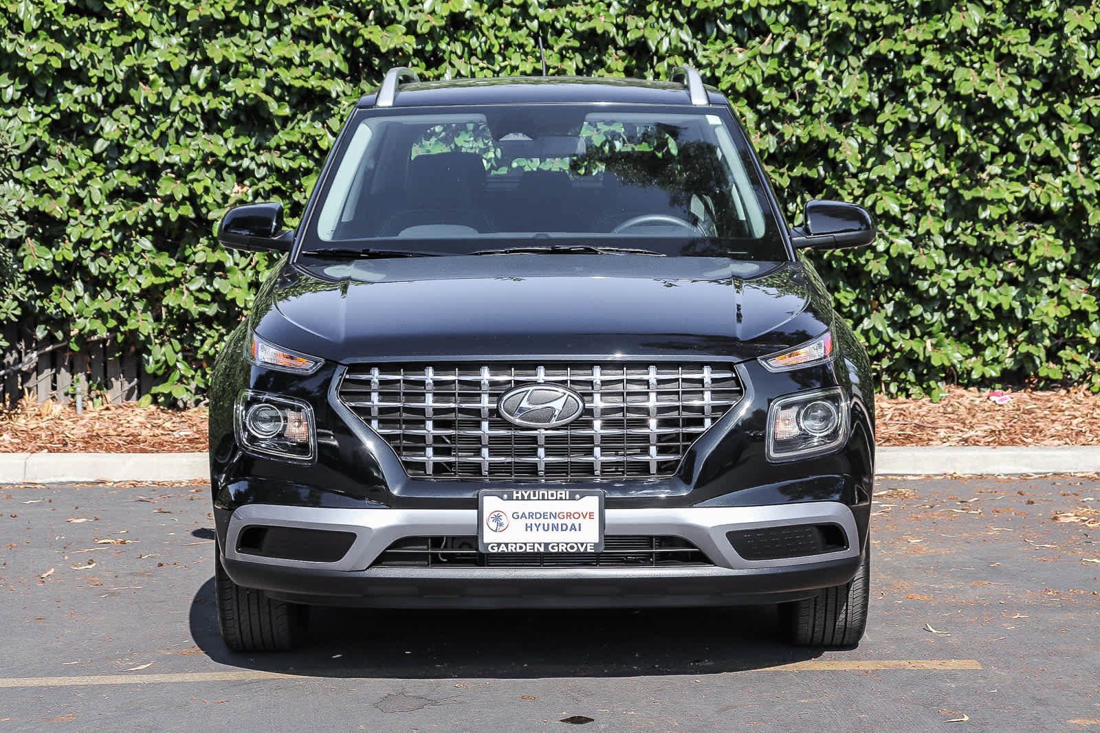 Used 2023 Hyundai Venue SEL w/ Cargo Package FWD image 2