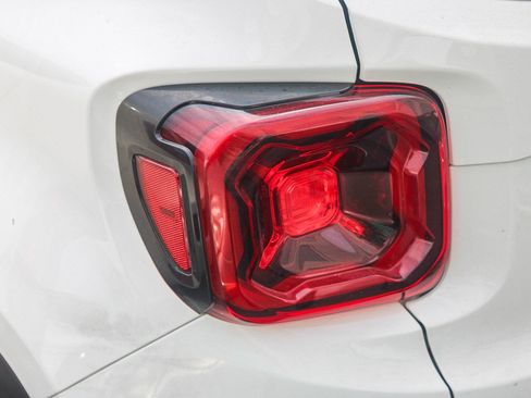 Used 2021 Jeep Renegade Latitude w/ Luxury Group I AWD/4WD image 12