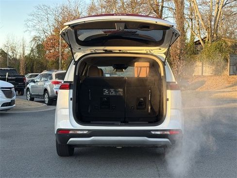 Used 2024 Kia Carnival LX image 13