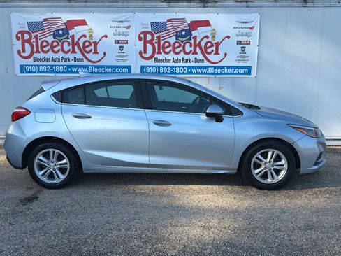 Used 2017 Chevrolet Cruze LT image 2