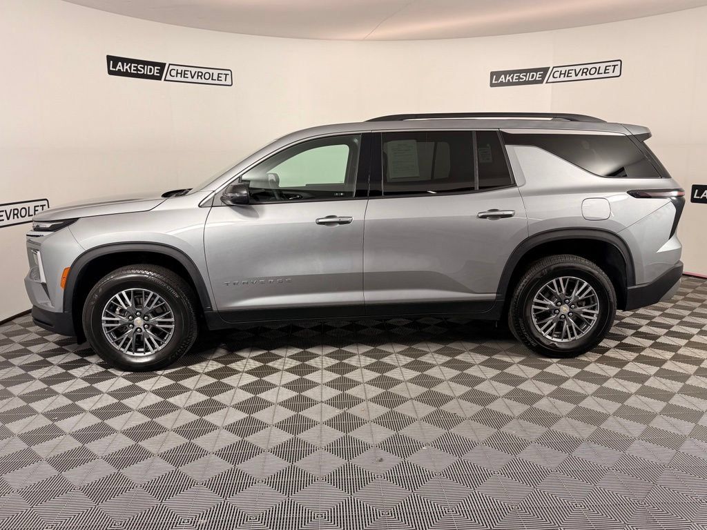 Used 2025 Chevrolet Traverse LT AWD/4WD image 3
