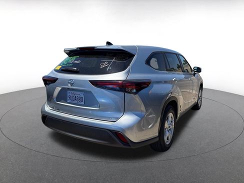 Used 2025 Toyota Highlander LE FWD image 7