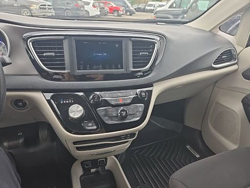 Used 2020 Chrysler Pacifica Touring w/ Tire & Wheel Group image 18