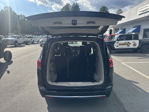 Used 2024 Chrysler Pacifica Touring-L image 9