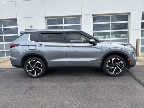 Used 2024 Mitsubishi Outlander SE AWD/4WD image 3