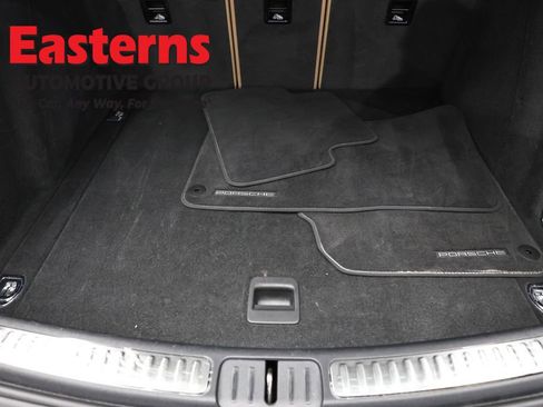 Used 2022 Porsche Macan AWD/4WD image 9