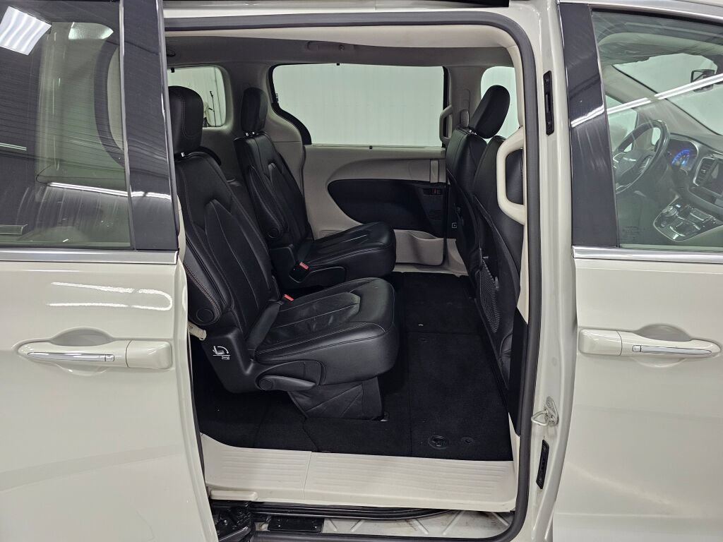 Used 2020 Chrysler Pacifica Touring-L FWD image 19