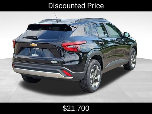 Used 2025 Chevrolet Trax LT w/ Driver Confidence Package FWD image 3
