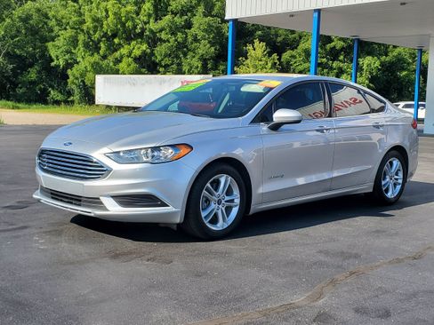 Used 2018 Ford Fusion SE FWD image 2
