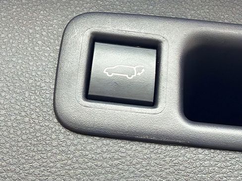 Used 2023 Toyota Highlander XLE image 14