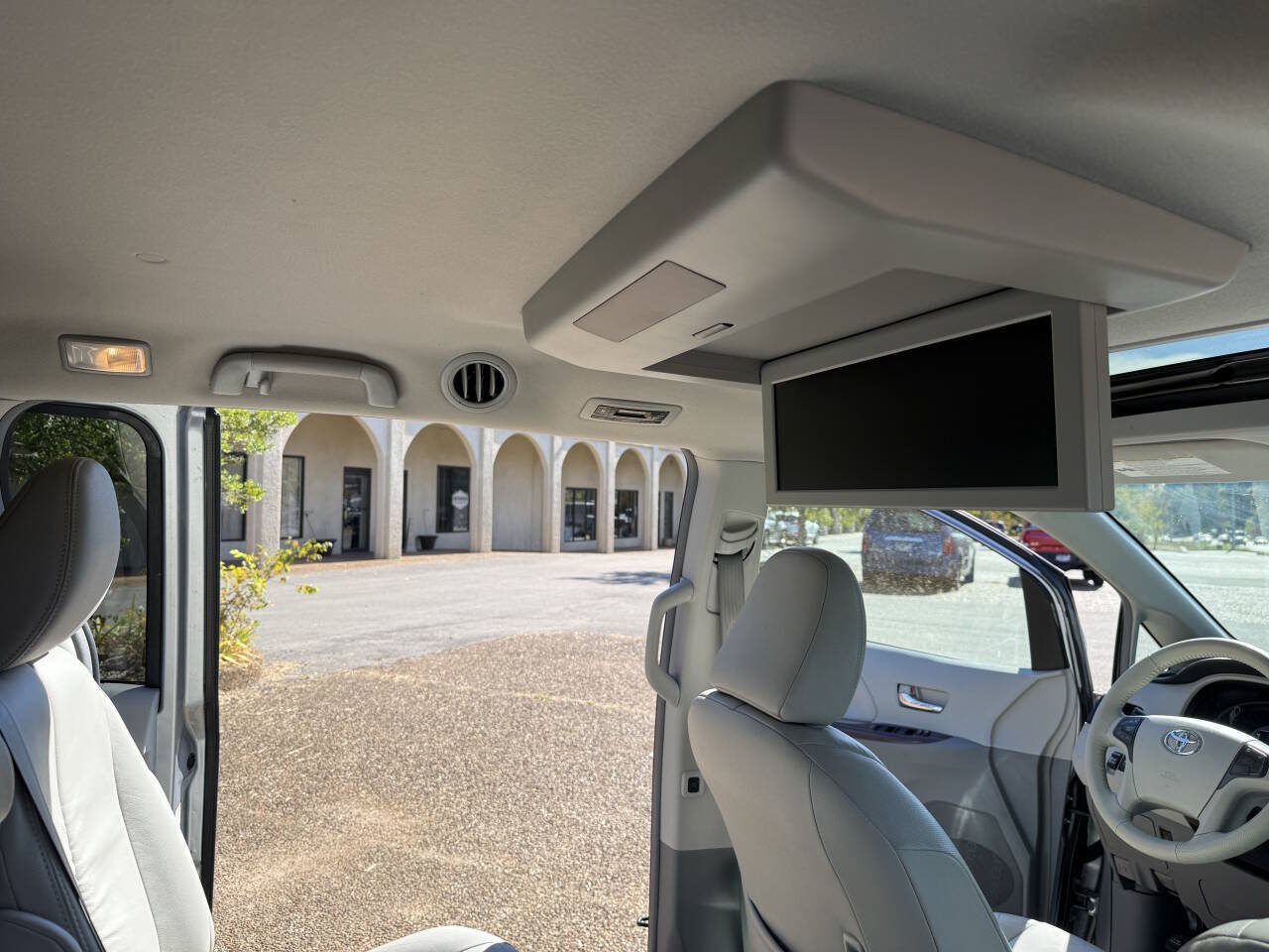 Used 2011 Toyota Sienna XLE w/ Entertainment Pkg FWD image 9