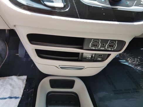 Used 2022 Chrysler Pacifica Touring-L FWD image 22