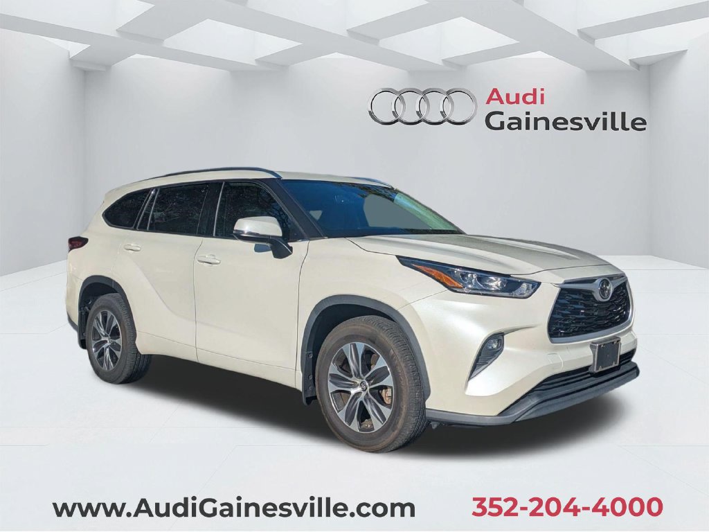 Used 2020 Toyota Highlander XLE AWD/4WD image 1