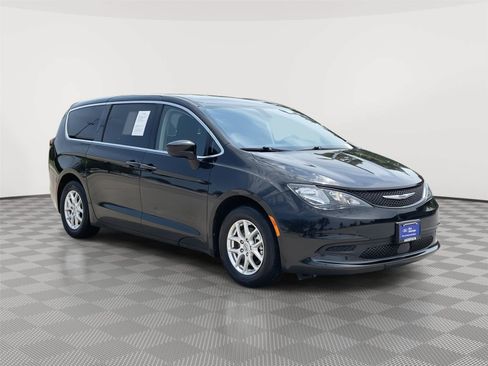 Used 2022 Chrysler Voyager LX FWD image 5