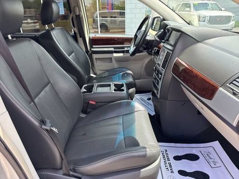 Used 2009 Chrysler Town & Country Touring FWD image 30