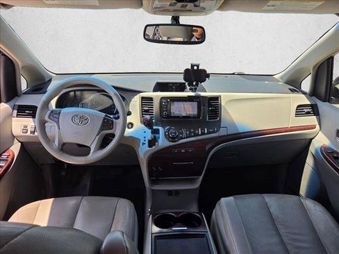 Used 2014 Toyota Sienna XLE FWD image 16