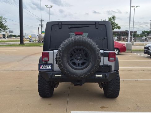 Used 2016 Jeep Wrangler Unlimited Rubicon w/ Connectivity Group AWD/4WD image 5