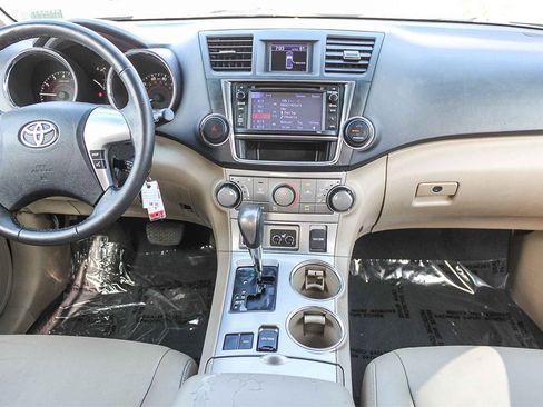 Used 2013 Toyota Highlander SE image 16