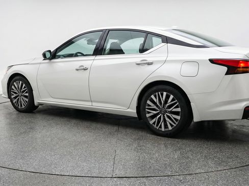 Used 2025 Nissan Altima 2.5 SV FWD image 6